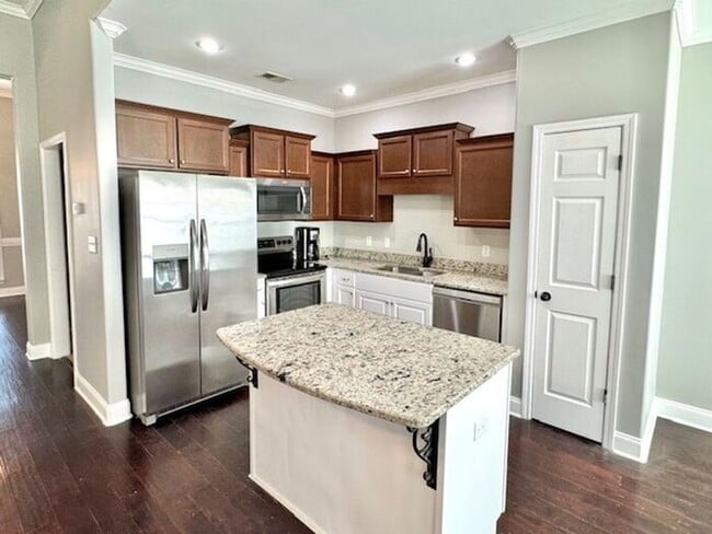 Building Photo - Now Leasing a 4-bedroom 2 bath home in Oli...