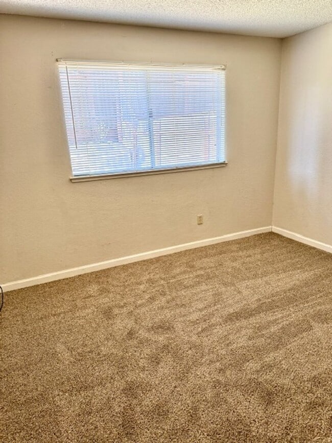 Building Photo - Cute Duplex in Convenient Location!