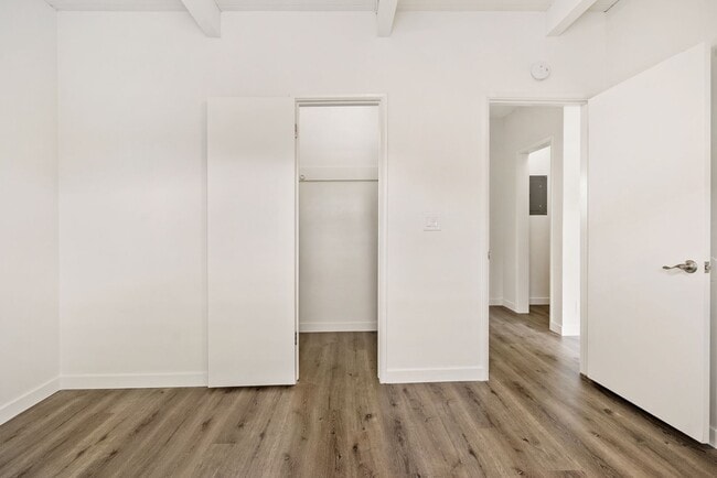 Building Photo - Quiet Comfortable Upstairs 2 Bedroom 1 Bat...