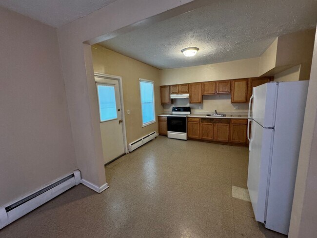 Building Photo - 4 Bedrooms 2 Bath Apartment with Heat and ...