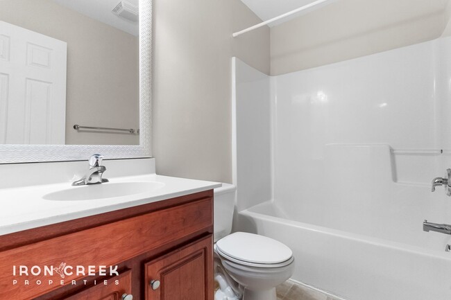 Building Photo - Stylish 2BR/2.5BA Townhome in Desirable Fl...