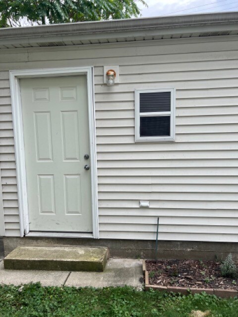 Garage - 1333 W Foster Ave