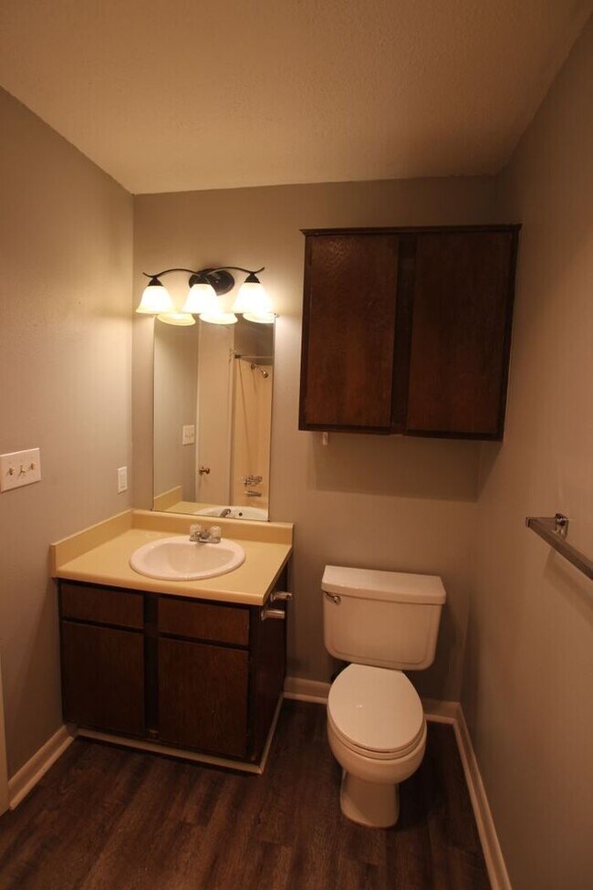 Building Photo - Coming Soon! 2 bed 2 bath Apartment in Sou...