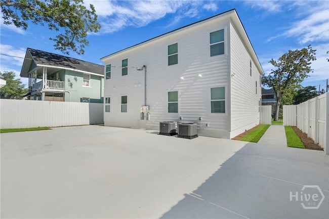 Building Photo - 773 E Duffy St