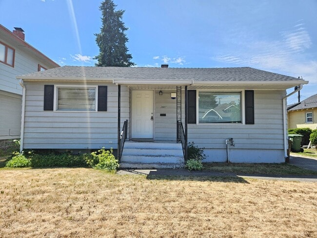 Building Photo - $1,700 - 2 Bed / 1 Bath Charming Rancher H...
