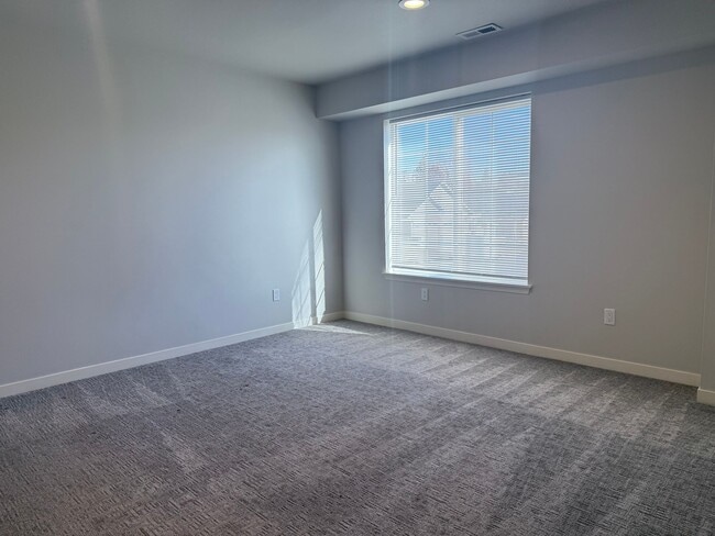 Building Photo - Stunning 4 Bedroom Townhome - $500 SPECIAL MOVE IN CREDIT
