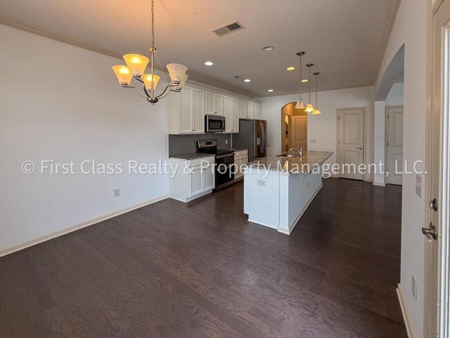 Building Photo - 565 Park View Drive