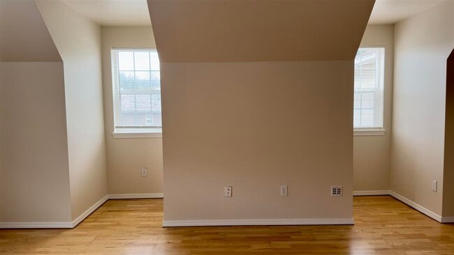 Building Photo - 3 Bedroom, 2.5 Bathroom house!!