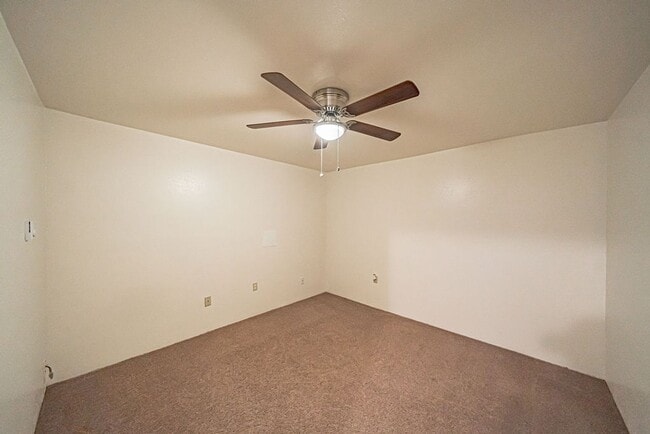 Building Photo - Spacious and recently updated, this 6-bedroom, 3-bathroom home in Ammon