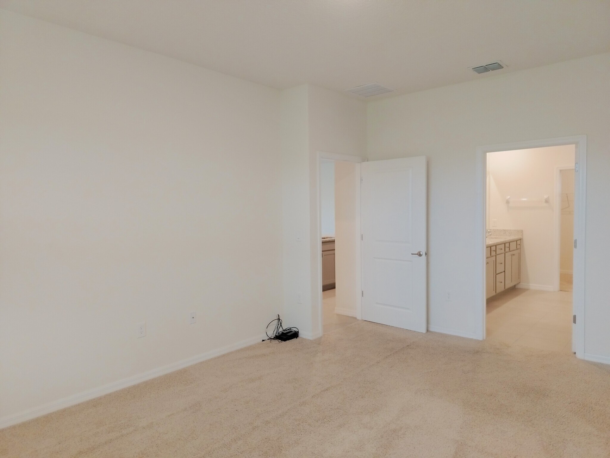 Building Photo - 5240 Sunshine Dr