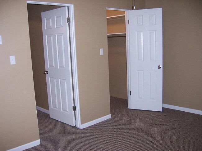 Building Photo - 8811 Schneider Ave