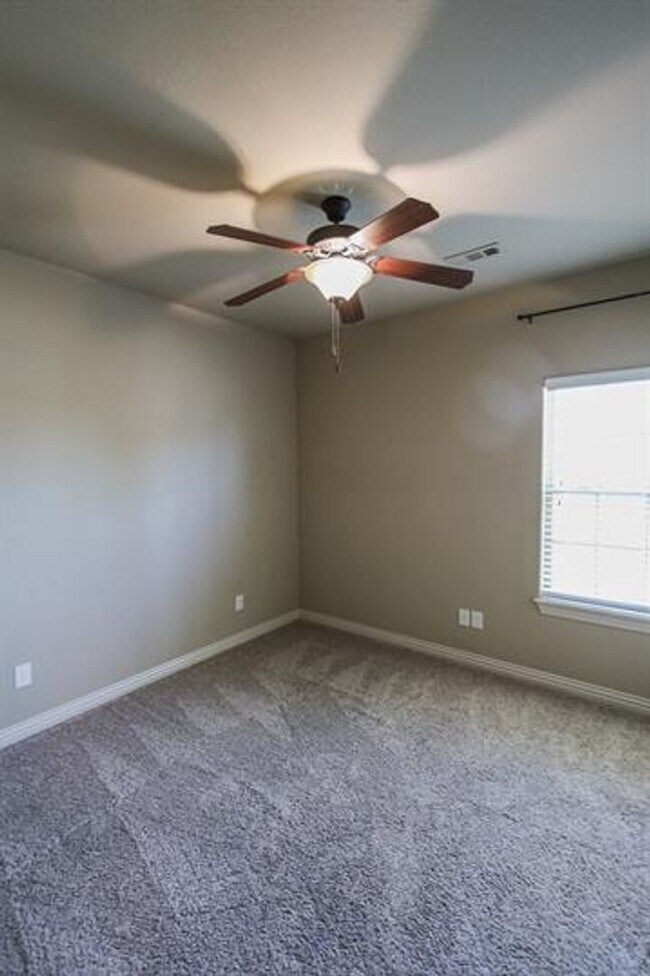 Building Photo - Gorgeous 4-Bedroom Home Ready to move in ASAP.