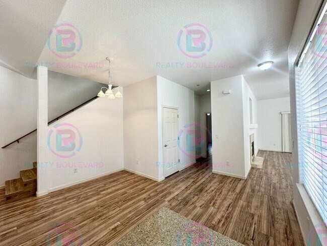 Building Photo - 3 Bedroom 2.5 Bathroom + Loft & 2 Car gara...