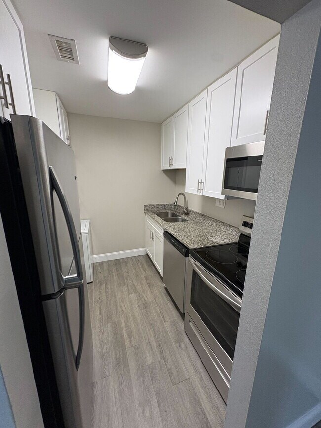Building Photo - Stylish Remodeled 1BR Condo with Pool & Low HOA – Ideal Winter Park Investment