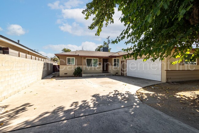 Primary Photo - 3 Bedroom/2 Bath Home in Central Bakersfie...