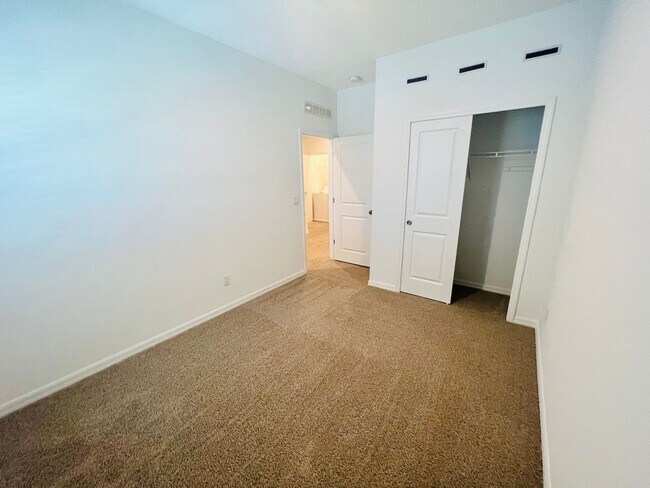 Building Photo - Beautiful 3 bedroom 2.5 bath Townhome!