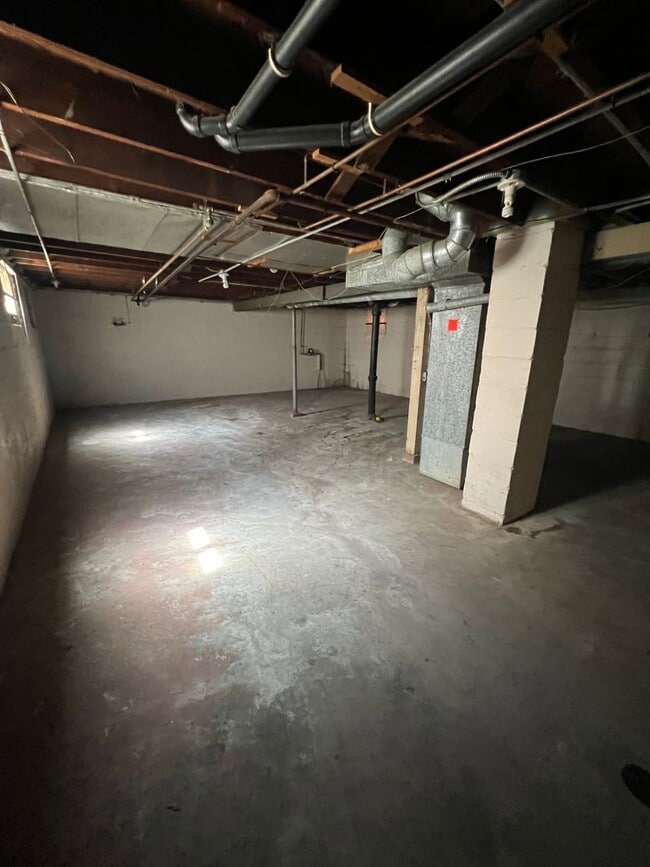 Building Photo - 2 bedroom 1 bath house. off street parking. $1000