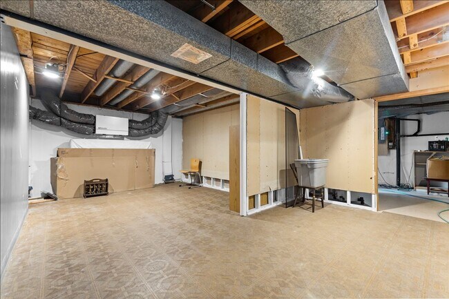 Building Photo - Magnificent 6 bedroom house in desirable H...