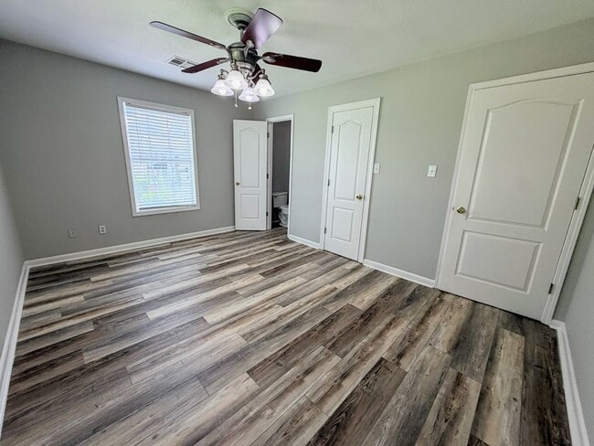 Building Photo - Updated 2 bedroom/1.5 bathroom home in Lake Charles with a large bonus room!