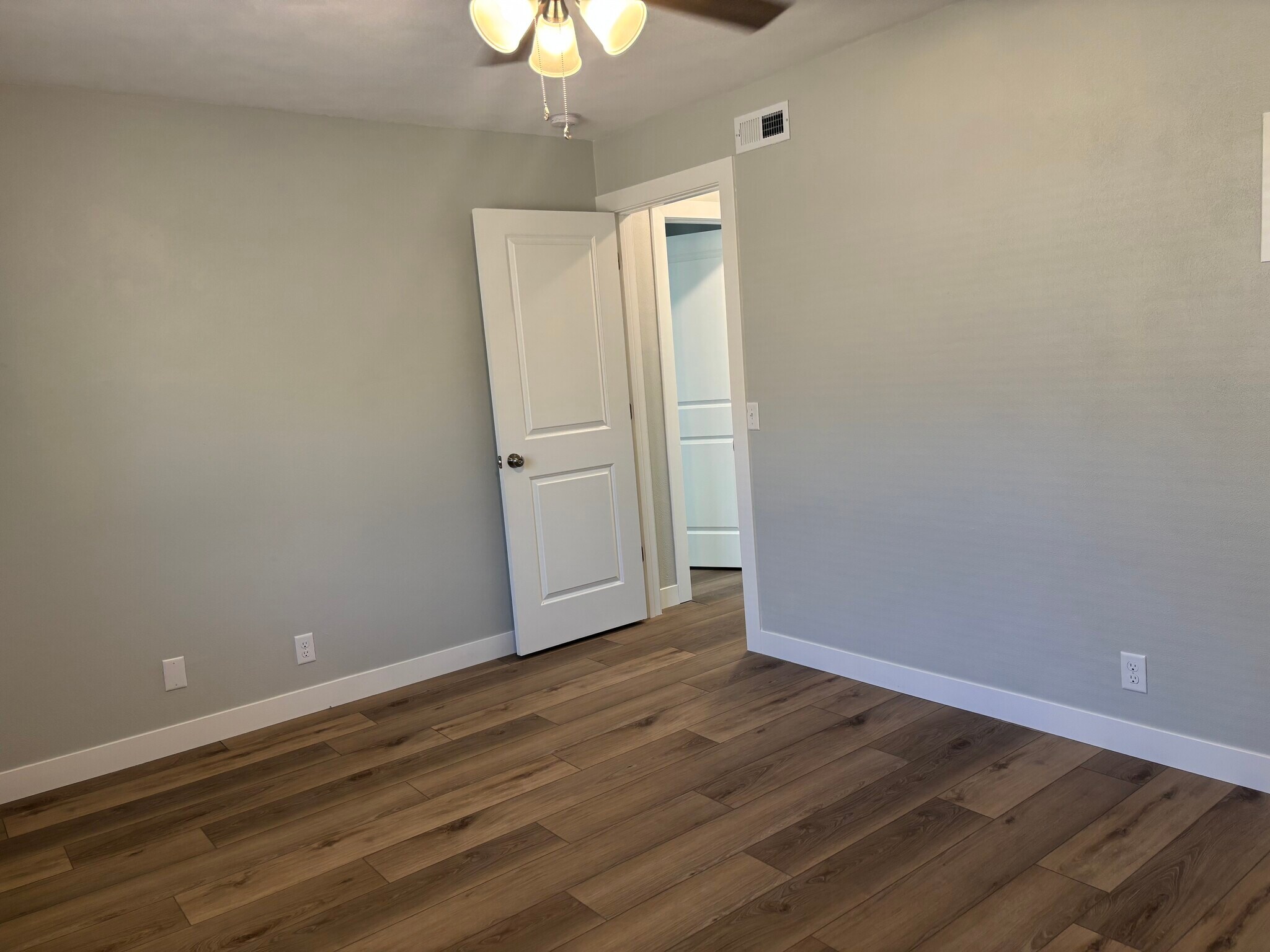 Building Photo - 1646 W 42nd St