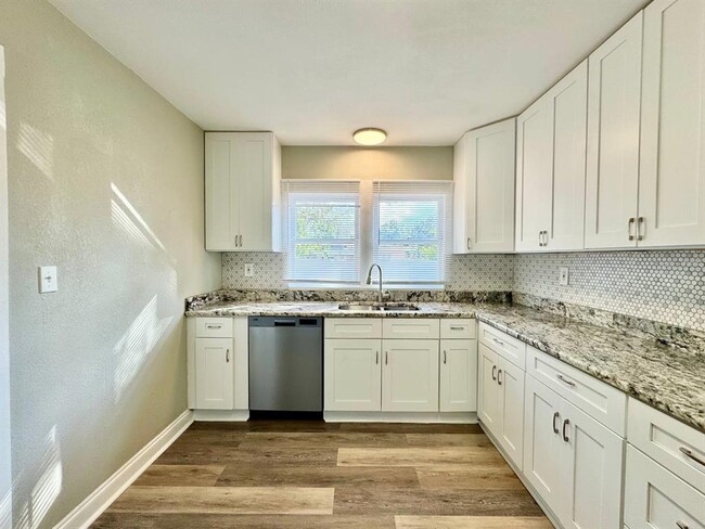 Building Photo - 1601 E Maple Ave