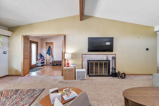 Building Photo - Charming 3-bdrm/2-bath Mid-Century ranch—A...