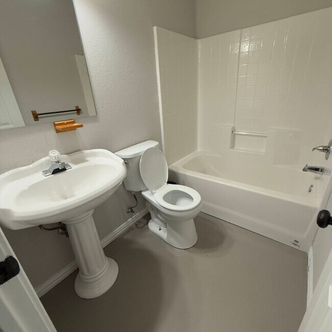 Building Photo - $300 Off 1st Full Month!* All Utilities In...