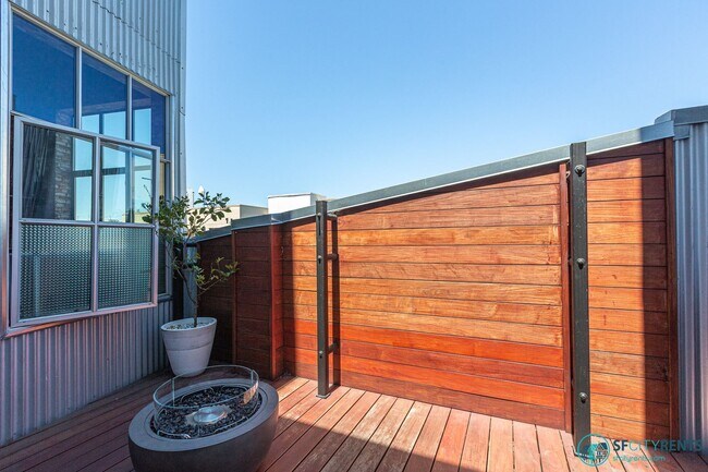 Building Photo - SoMa: Luxuriously Remodeled Conversion Liv...