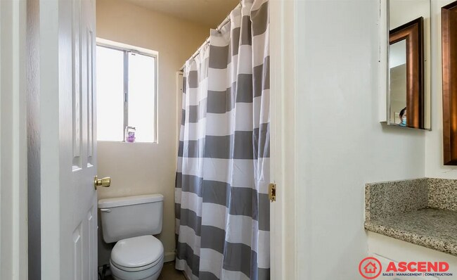 Building Photo - Cozy 3BD/2BA Home in Bakersfield's 93306 — Fully Equipped, Fireplace, Solar & All Pets Welcome!