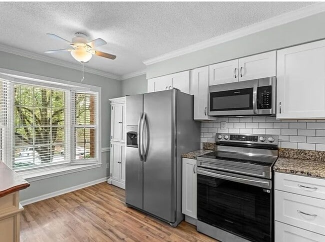 Building Photo - Renovated luxury townhome Greens Crossing,...