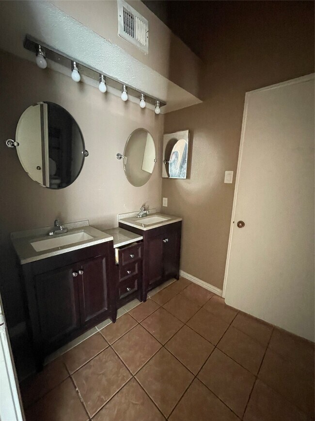 Building Photo - 2121 El Paseo St