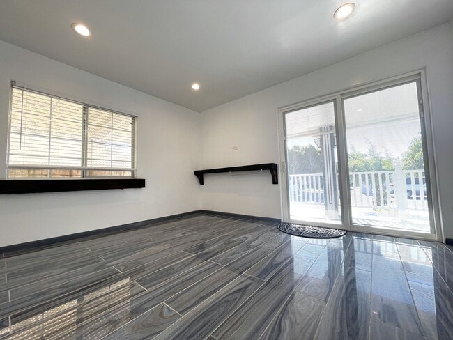 Building Photo - 8824 Tyrone Ave