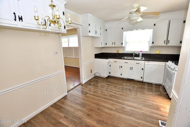 Building Photo - 1633 Country Club Rd