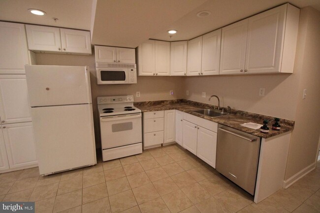 Building Photo - Charming LOWER LEVEL unit in the Lakelands...