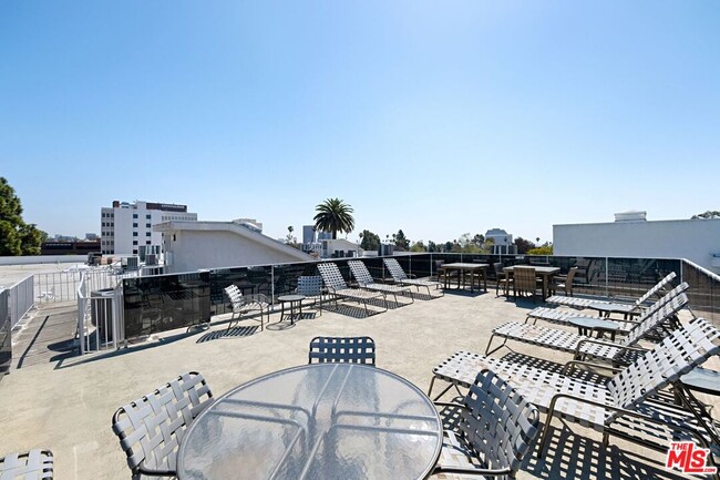Building Photo - 12115 San Vicente Blvd
