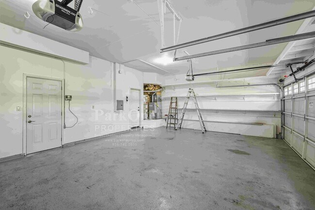 Building Photo - Beautiful Home in Peacock Creek