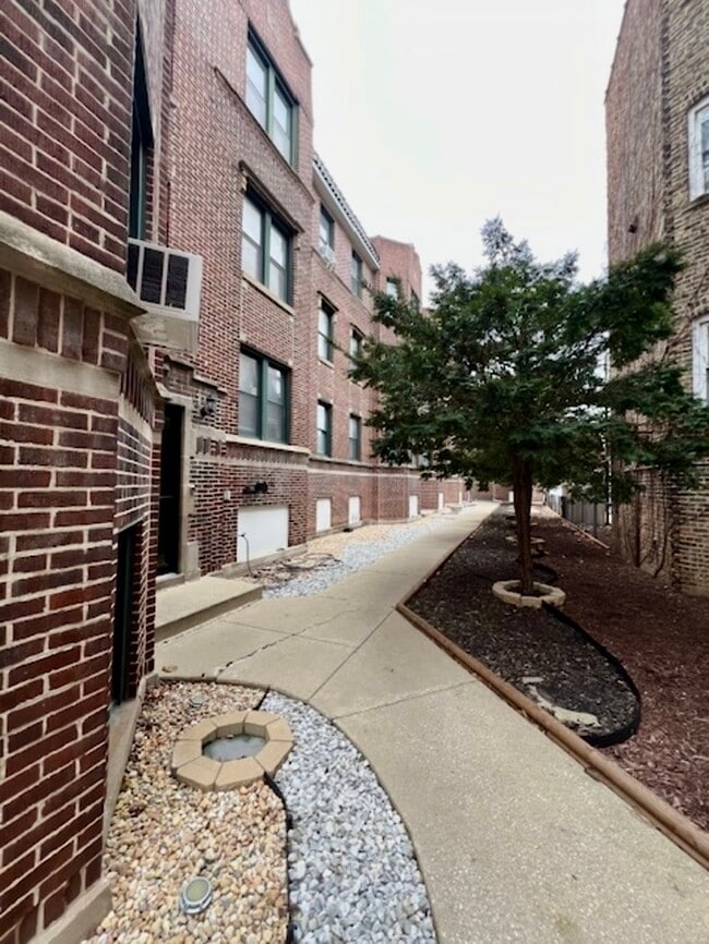 Building Photo - 3839 N Greenview Ave