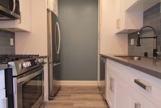 Building Photo - 1450 S Bundy Dr