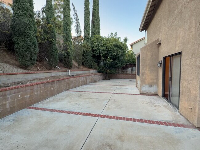 Building Photo - "Charming 4-Bedroom Oasis with 2 Full Bath...