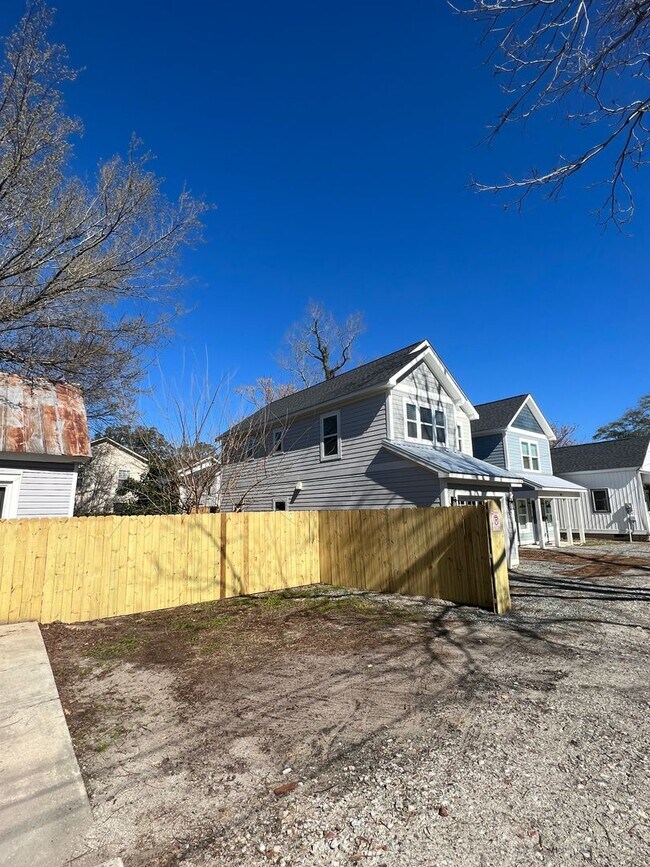 Building Photo - Beautifully refinished home!
