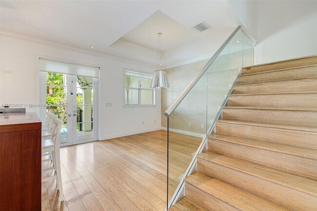 Building Photo - 464 Fernwood Rd