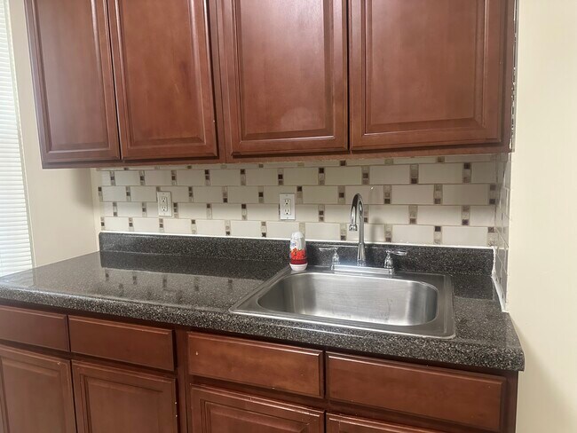 Building Photo - 146-150 Manhattan Ave