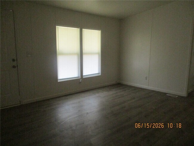 Building Photo - 569 Harbor Dr