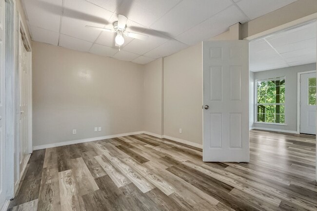 Building Photo - Private Walkout Basement Unit Overlooking ...