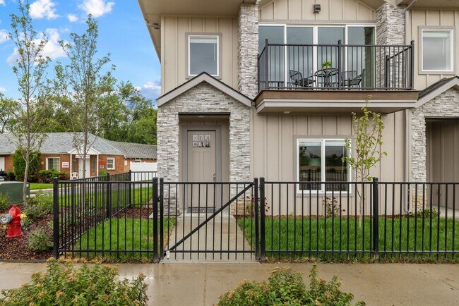 Building Photo - 2213 S Federal Way