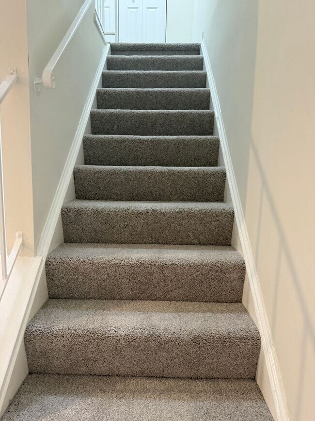 Building Photo - 3 LEVEL TOWNHOUSE WITH 3BEDROOMS AND 2 FULL BATHS