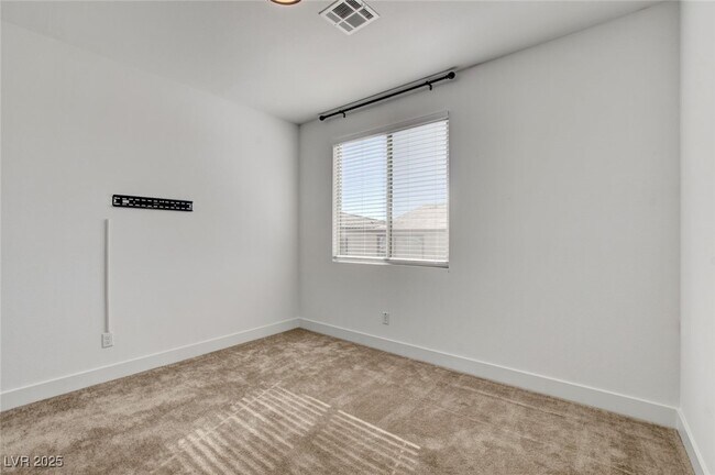 Building Photo - 1305 Azure Jay Ave