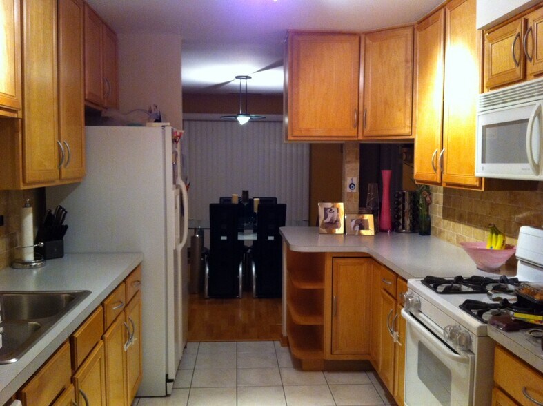 Building Photo - 2050 Valencia Dr
