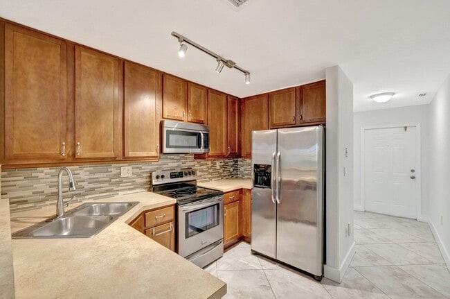 Building Photo - 3055 Riverside Dr