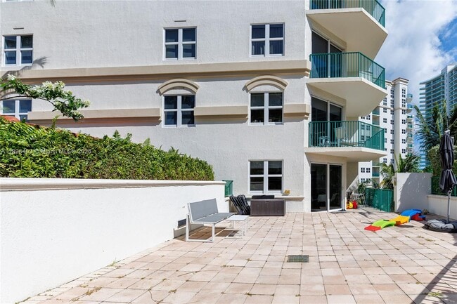 Building Photo - 20000 E Country Club Dr